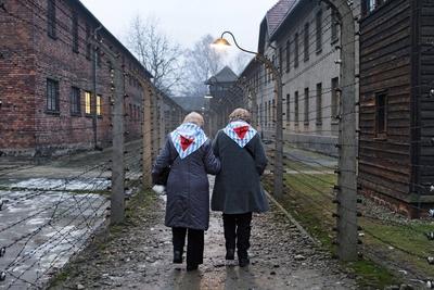 73. Jahrestag der Befreiung von Auschwitz: Zwei Frauen, die das KZ ueberlebt haben, laufen am 27.01.2018 an Baracken de-stock-photo