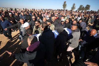 ISRAEL-PALESTINIANS/HOSTAGE-FUNERAL Friends and family mourn Youssef Ziyadne, a Bedouin Israeli who was taken hostage du-stock-foto