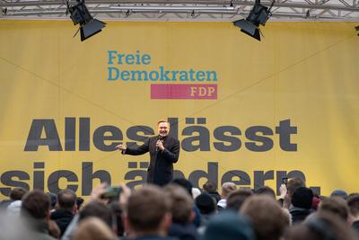 Christian Lindner, FDP-Parteivorsitzender und ehemaliger Bundesfinanzminister, w?hrend der Wahlkampfveranstaltung auf dem Universit?tsplatzu in Rostock, Mecklenburg-Vorpommern-stock-foto