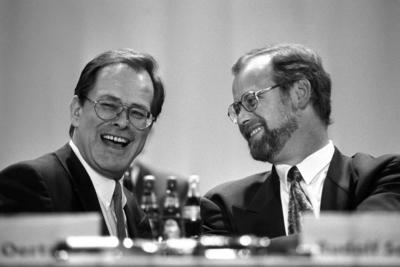 Rudolf Scharping (re., SPD-Bundesvorsitzender) und Rudolf Dressler (SPD-Vize-Fraktionsvorsitzender)  - Sonderparteitag d-stock-foto