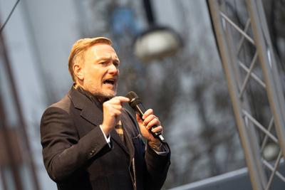 Christian Lindner, FDP-Parteivorsitzender und ehemaliger Bundesfinanzminister, w?hrend der Wahlkampfveranstaltung auf dem Universit?tsplatzu in Rostock, Mecklenburg-Vorpommern-stock-foto