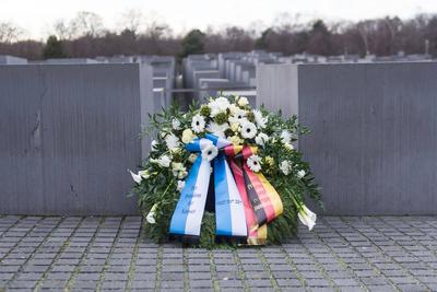 Berlin, Sch?uble und Israels Parlamentspr?sident Edelstein legen Kranz am Mahnmal f?r die ermordeten Juden Europas nied-stock-foto