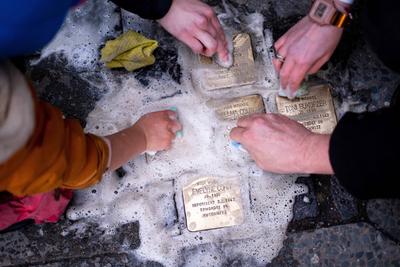 Stolpersteine f?r die Familien Cohn und Bukofzer in der Prenzlauer Allee im Berliner Stadtteil Prenzlauer Berg. Die BUND-stock-foto