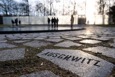 Gedenken an den 79. Jahrestag der Befreiung des Konzentrationslagers Auschwitz am Denkmal f?r die im Nationalsozialismus-stock-foto