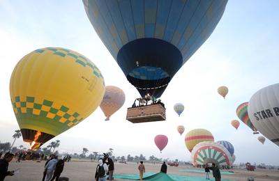 Hot air balloon tourism in Luxor, Egypt-stock-photo