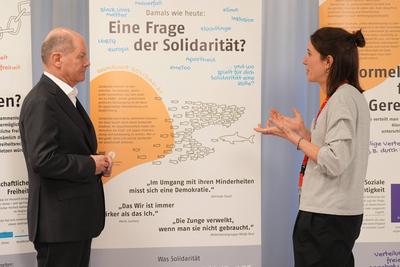 Bundeskanzler Scholz besucht Marie-Juchacz-Zentrum des AWO Mittelrhein e.V in Koeln-stock-foto