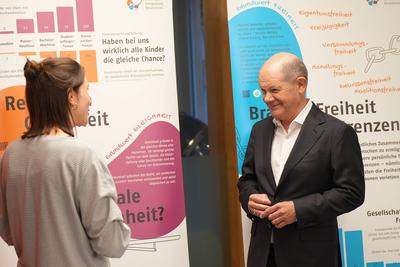 Bundeskanzler Scholz besucht Marie-Juchacz-Zentrum des AWO Mittelrhein e.V in Koeln-stock-foto