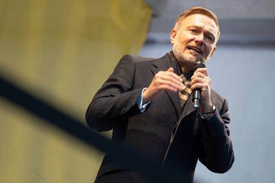 Christian Lindner, FDP-Parteivorsitzender und ehemaliger Bundesfinanzminister, w?hrend der Wahlkampfveranstaltung auf dem Universit?tsplatzu in Rostock, Mecklenburg-Vorpommern-stock-foto