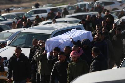 ISRAEL-PALESTINIANS/HOSTAGE-FUNERAL Friends and family mourn Youssef Ziyadne, a Bedouin Israeli who was taken hostage du-stock-foto