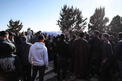 ISRAEL-PALESTINIANS/HOSTAGE-FUNERAL Friends and family mourn Youssef Ziyadne, a Bedouin Israeli who was taken hostage du-stock-foto