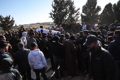 ISRAEL-PALESTINIANS/HOSTAGE-FUNERAL Friends and family mourn Youssef Ziyadne, a Bedouin Israeli who was taken hostage du-stock-foto