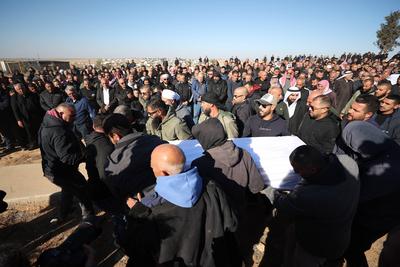 ISRAEL-PALESTINIANS/HOSTAGE-FUNERAL Friends and family mourn Youssef Ziyadne, a Bedouin Israeli who was taken hostage du-stock-foto