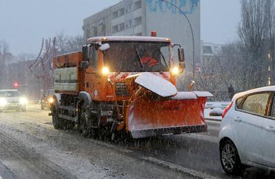 09.01.2025, Berlin - Deutschland. Ein R?umfahrzeug der BSR unterwegs bei Schnee und Eis. *** 09 01 2025, Berlin Germany-stock-foto