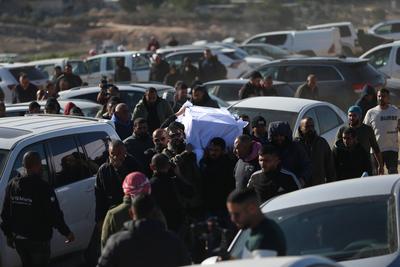 ISRAEL-PALESTINIANS/HOSTAGE-FUNERAL Friends and family mourn Youssef Ziyadne, a Bedouin Israeli who was taken hostage du-stock-foto