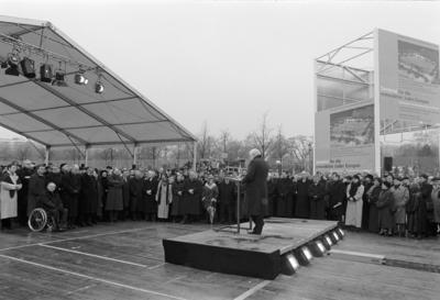 symbolischer Spatenstich Holocaust Mahnmal Rede des US Architekten des Mahnmals Peter Eisenman sy-stock-foto