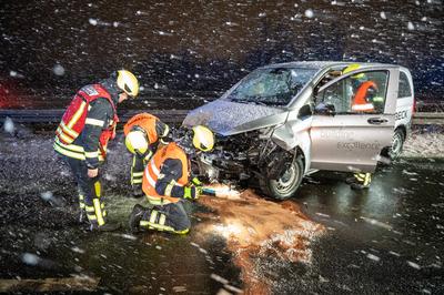 A14/Leipzig - Starker Schneefall und Gl?tte! Auto kracht auf Autobahn in Laster-stock-photo