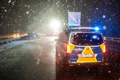 A14/Leipzig - Starker Schneefall und Gl?tte! Auto kracht auf Autobahn in Laster-stock-photo
