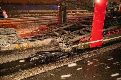 A14/Leipzig - Starker Schneefall und Gl?tte! Auto kracht auf Autobahn in Laster-stock-photo