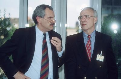 Fritz Pleitgen (re.) und Ulrich Deppendorf 05/95 b? Mann Journalismus Fernsehen TV Brille seri?s Krawatte Jackett quer h-stock-foto