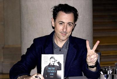 Alan Cumming signs copies of his new book Not My Father s Son at the Free Library in Philadelphia, Pennsylvania - 17 Nov-stock-foto