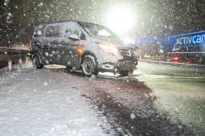 A14/Leipzig - Starker Schneefall und Gl?tte! Auto kracht auf Autobahn in Laster-stock-photo