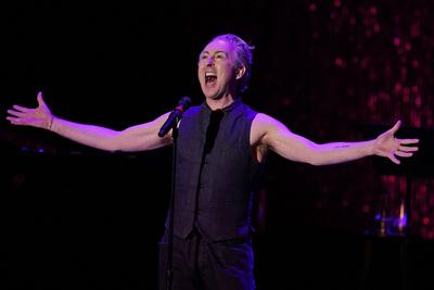 FORT LAUDERDALE, FL - APRIL 01: Alan Cumming performs during his Alan Cumming Is Not Acting His Age Tour at The Parker-stock-foto