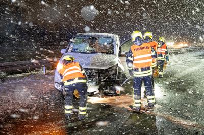 A14/Leipzig - Starker Schneefall und Gl?tte! Auto kracht auf Autobahn in Laster-stock-photo