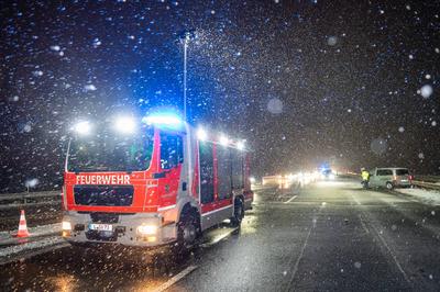 A14/Leipzig - Starker Schneefall und Gl?tte! Auto kracht auf Autobahn in Laster-stock-photo
