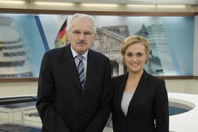 Berlin, Fototermin Wahl 2013: Bundestagswahl und Landtagswahl Hessen mit Caren Miosga, Ulrich Deppendorf und J?rg Sch?ne-stock-foto