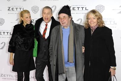 Bildnummer: 57002098  Datum: 01.02.2012  Copyright: imago/Future ImagePremiere von Zettl im CineStar im Sony Center, Berlin - Benjamin von Stuckrad-Barre mit Freundin Inga Gr?mminger, Hellmuth Karasek mit Ehefrau Armgard Seegers Karasek People Entertainment Film Pressetermin Premiere Filmpremiere Berlin xdp x1x 2012 quer premiumd Drehbuchautor Schriftsteller Journalist Buchautor o0 Frau, Familie, Privat 57002098 Date 01 02 2012 Copyright Imago Future Image Premiere from Zettl in Cine Star in Sony Center Berlin Benjamin from Stuckrad Barre with Girlfriend Inga  Hellmuth Karasek with Wife Armgard Seegers Karasek Celebrities Entertainment Film Press call Premiere Film premiere Berlin XDP x1x 2012 horizontal premiumd Scriptwriter Writer Journalist An author o0 Woman Family private-stock-photo
