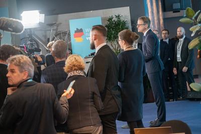 Bundesvorstandsklausur der CDU Deutschlands in Hamburg - Generalsekret?r Carsten Linnemann gibt vor Beginn der Klausurtagung ein Statement ab-stock-foto