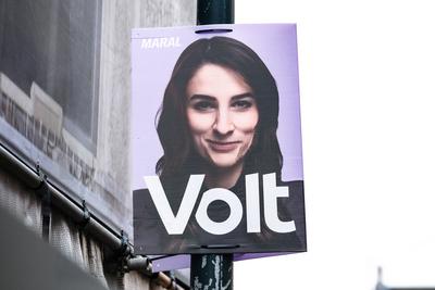 D?sseldorf 11.01.2025 Wahlkampf Wahlkampfplakat Bundestagswahl Wahlplakat Bundestagswahlplakat Volt Maral Koohestanian D-stock-foto