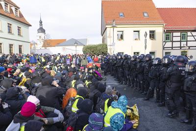 Tausende protestieren gegen AfD-Bundesparteitag in Riesa-stock-photo