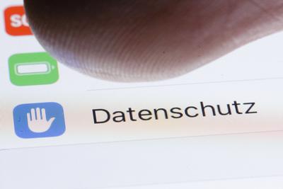 Das Symbol Datenschutz wird auf einem Smartphone angezeigt. Berlin, 10.04.2020. Berlin Deutschland *** The privacy symb-stock-photo