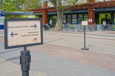 93/ Hinweisschild vor dem Eingang am Baerenschaufenster, Tierpark oeffnet wieder , Berlin, 28.04.2020 Berlin Deutschland-stock-foto