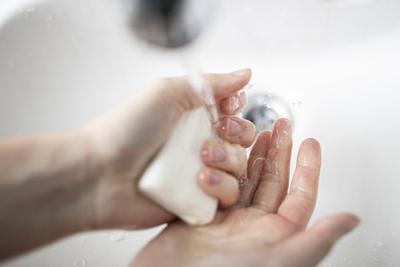 Haende werden mit Seife gewaschen in Berlin, 26.02.2020. Haendewaschen gilt als eine effektive Praeventionmassnahme geg-stock-foto