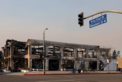 PACIFIC PALISADES, CALIFORNIA - JANUARY 10: JPMorgan Chase Bank buildings are burnt down by the Palisades Fire on Januar-stock-foto