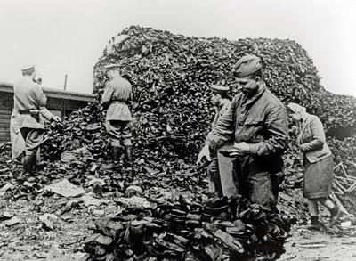 Konzentrationslager Auschwitz Russische Soldaten inspizieren einen Haufen Schuhe. Am 27. Januar 1945 marschierte die so-stock-photo
