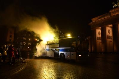 Gefangenentransporter wirbt fuer AfD-Verbot-stock-photo