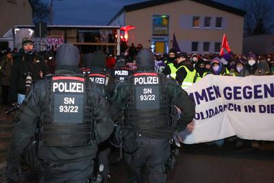 Riesa - 10.000 Menschen erwartet: Gro?demonstration gegen AfD-Parteitag, Polizei mit Gro?aufgebot vor Ort-stock-foto