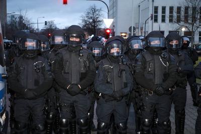 Riesa - 10.000 Menschen erwartet: Gro?demonstration gegen AfD-Parteitag, Polizei mit Gro?aufgebot vor Ort-stock-foto