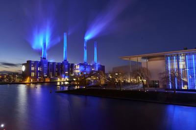 Beleuchtetes Heizkraftwerk Wolfsburg Nord/S?d-stock-photo