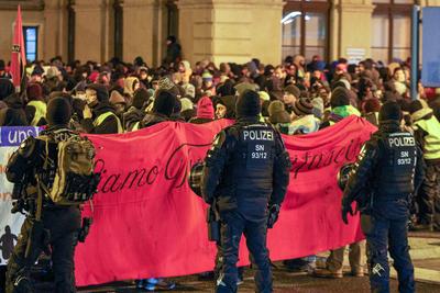 Riesa - 10.000 Menschen erwartet: Gro?demonstration gegen AfD-Parteitag, Polizei mit Gro?aufgebot vor Ort-stock-foto