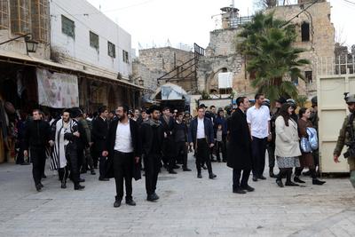 Israeli settlers escorted by Israeli forces participate in a provocative tour in Hebron-stock-foto