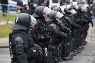 Riesa - 10.000 Menschen erwartet: Gro?demonstration gegen AfD-Parteitag, Polizei mit Gro?aufgebot vor Ort-stock-foto