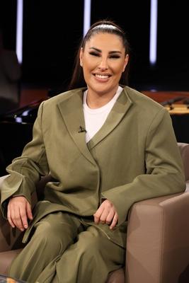 Senna Gammour, S?ngerin, zu Gast in der NDR Talk Show, Fototermin am 10.1.2025 im Fernsehstudio Hamburg Lokstedt vor der-stock-foto