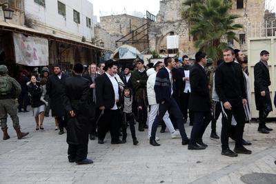 Israeli settlers escorted by Israeli forces participate in a provocative tour in Hebron-stock-foto