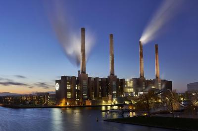 Beleuchtetes Heizkraftwerk Wolfsburg Nord/S?d-stock-photo