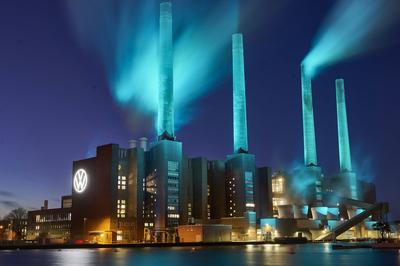 Beleuchtetes Heizkraftwerk Wolfsburg Nord/S?d-stock-photo