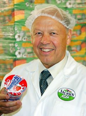 Theo M?ller (GER/Gesch?ftsf?hrer Unternehmensgruppe Theo M?ller GmbH & CO. KG) mit einer M?llermilch in Leppersdorf-stock-foto